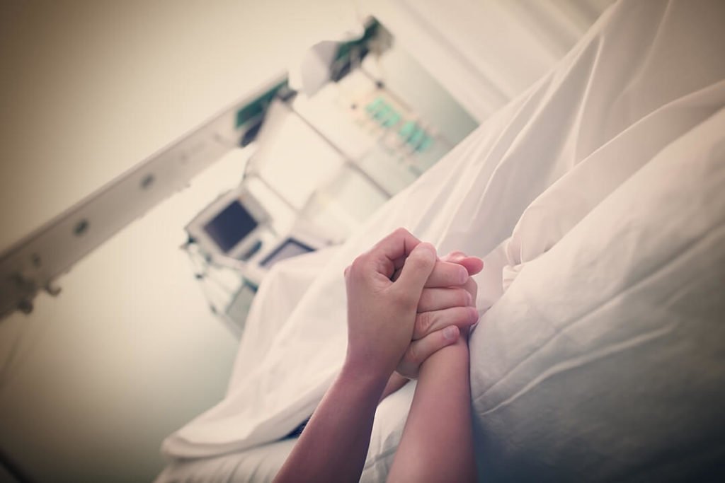Саша Грей сняла полосатый халат и показала сочную щелку в больничной палате